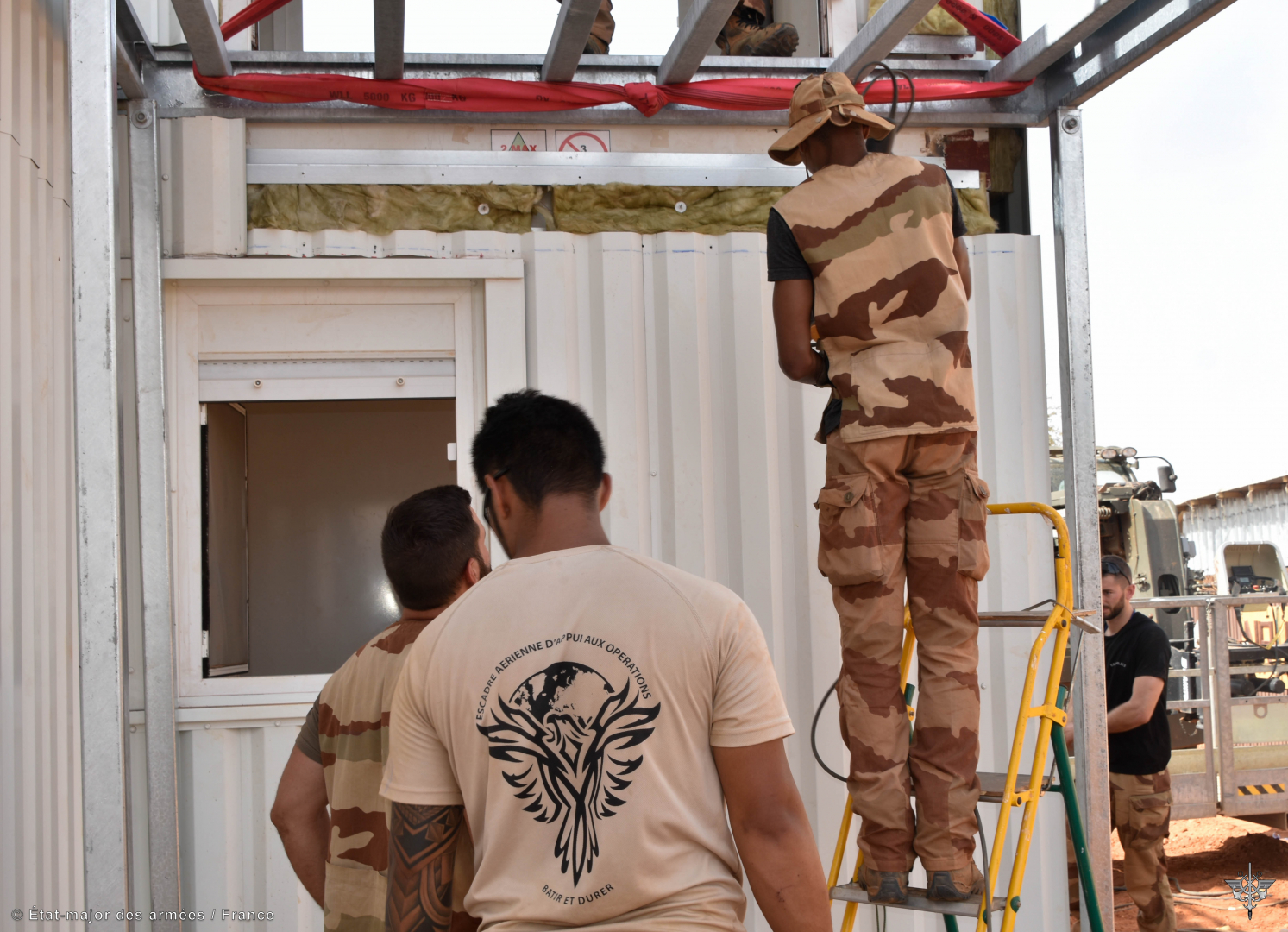 Les spécialistes de l'escadre aérienne d'appui aux opérations en plein travail de construction de l'éco-camp sous le soleil de Niamey.