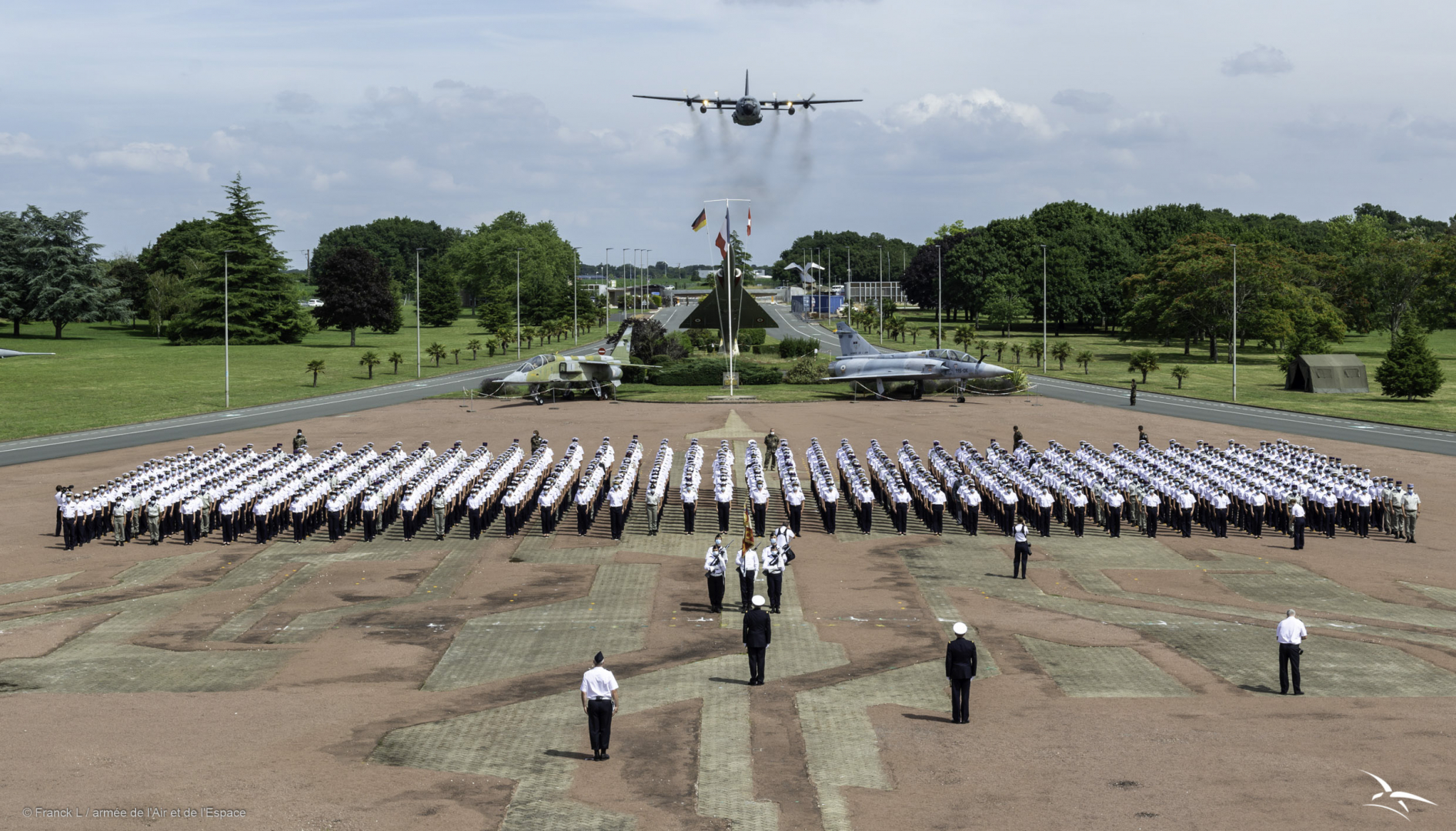 La place d'armes pendant le bapteme de promotion survolé par un aéronef de l'armée de l'Air et de l'Espace