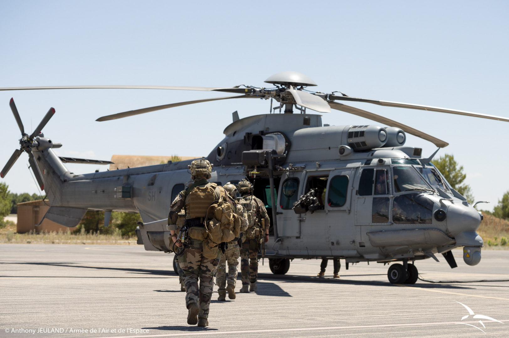 Militaires rejoignant un hélicoptère pour l' "APROC 2022"