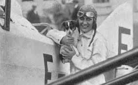 Maryse Bastié, résistante, aviatrice détentrice de dix records internationaux de distance et de durée.