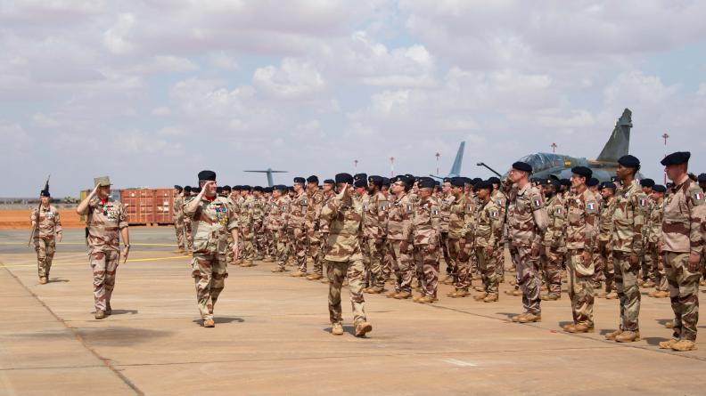 Le chef d’état-major de l’armée de l’Air et de l’Espace Stéphane Mille, lors de la passation de commandement de la BAP de Niamey, en présence du CEMAAE.