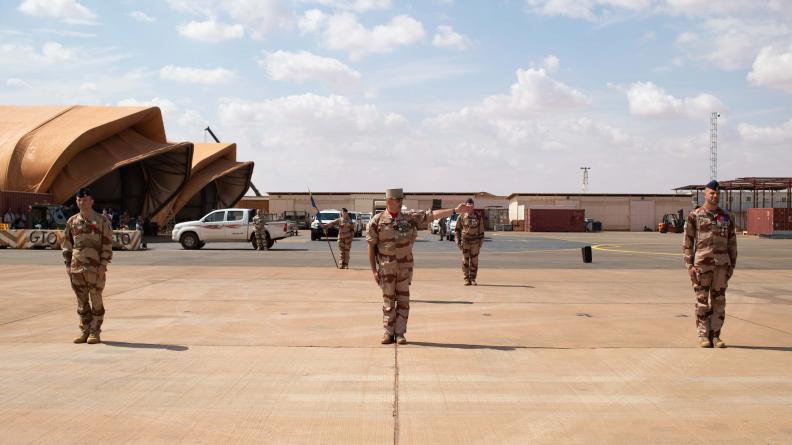 Passation de commandement de la BAP de Niamey, en présence du CEMAAE.