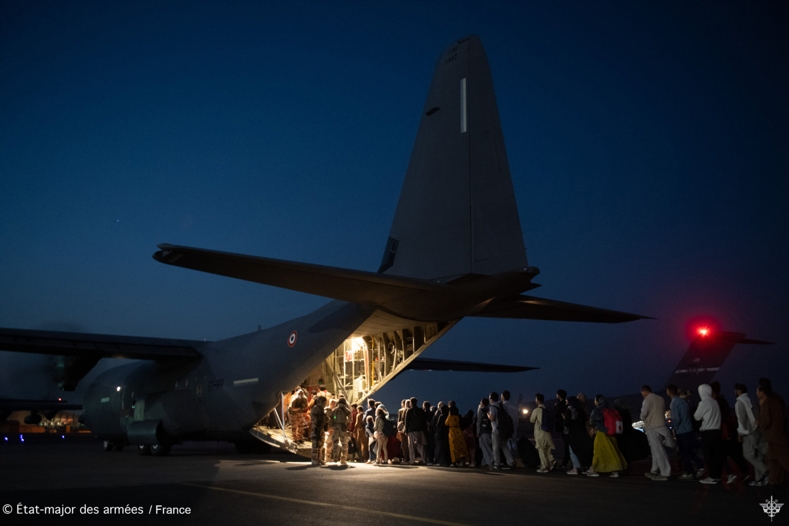 Un C-130J français à l'aéroport de Kaboul prêt à exfiltré les ressortissants afghan fuyant les talibans