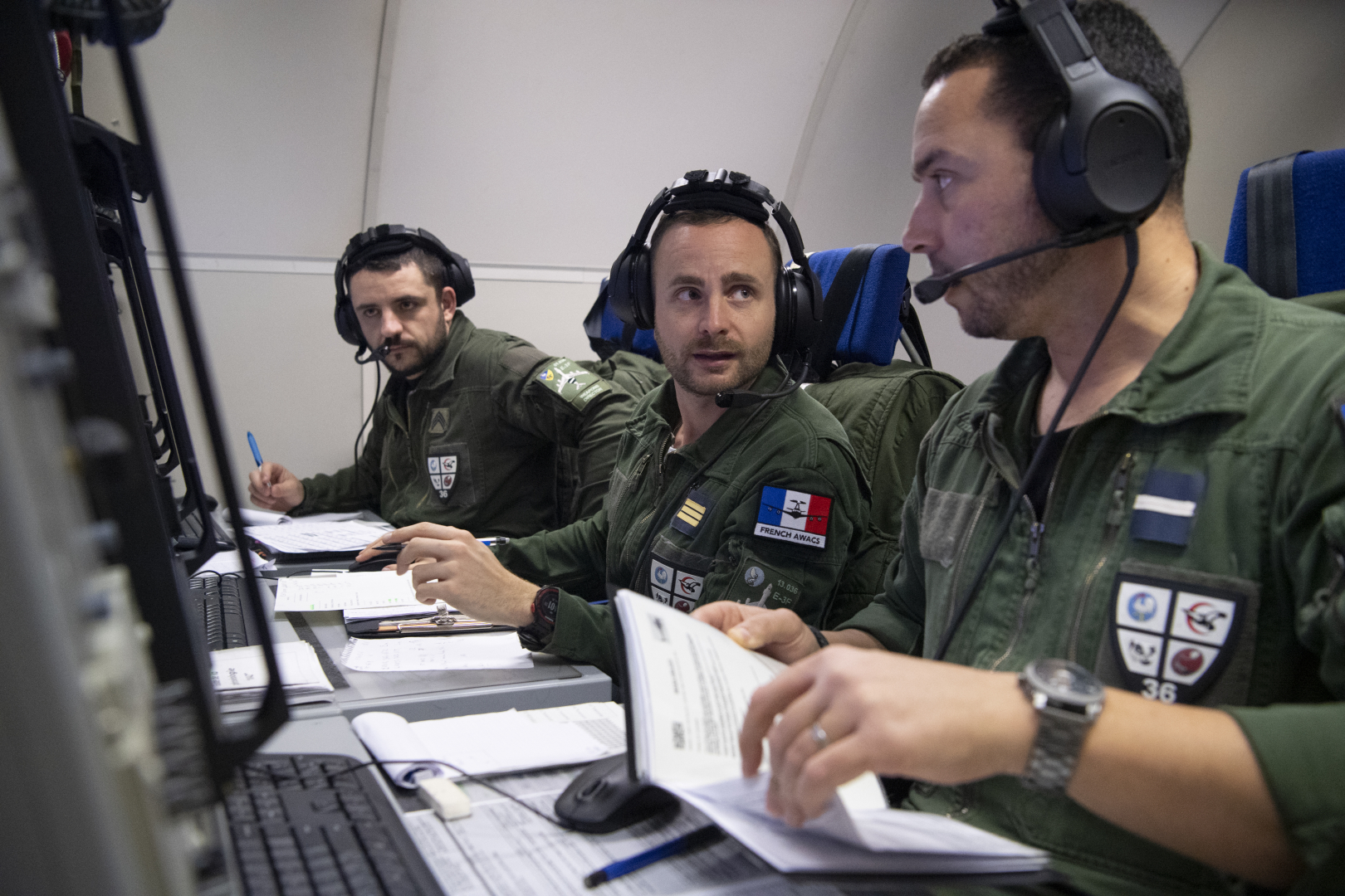 Les équipages de l'E-3F Awacs à poste dans l'avion