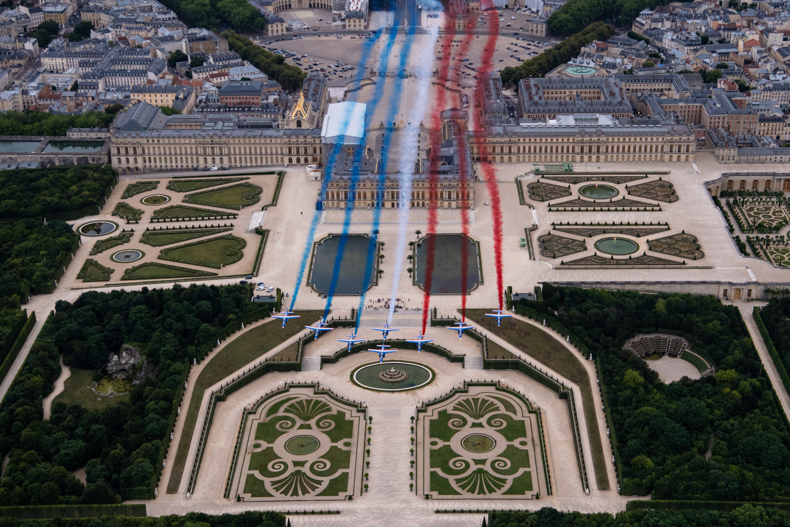 Passage de la Patrouille de France (PAF), au-dessus du château de Versailles.