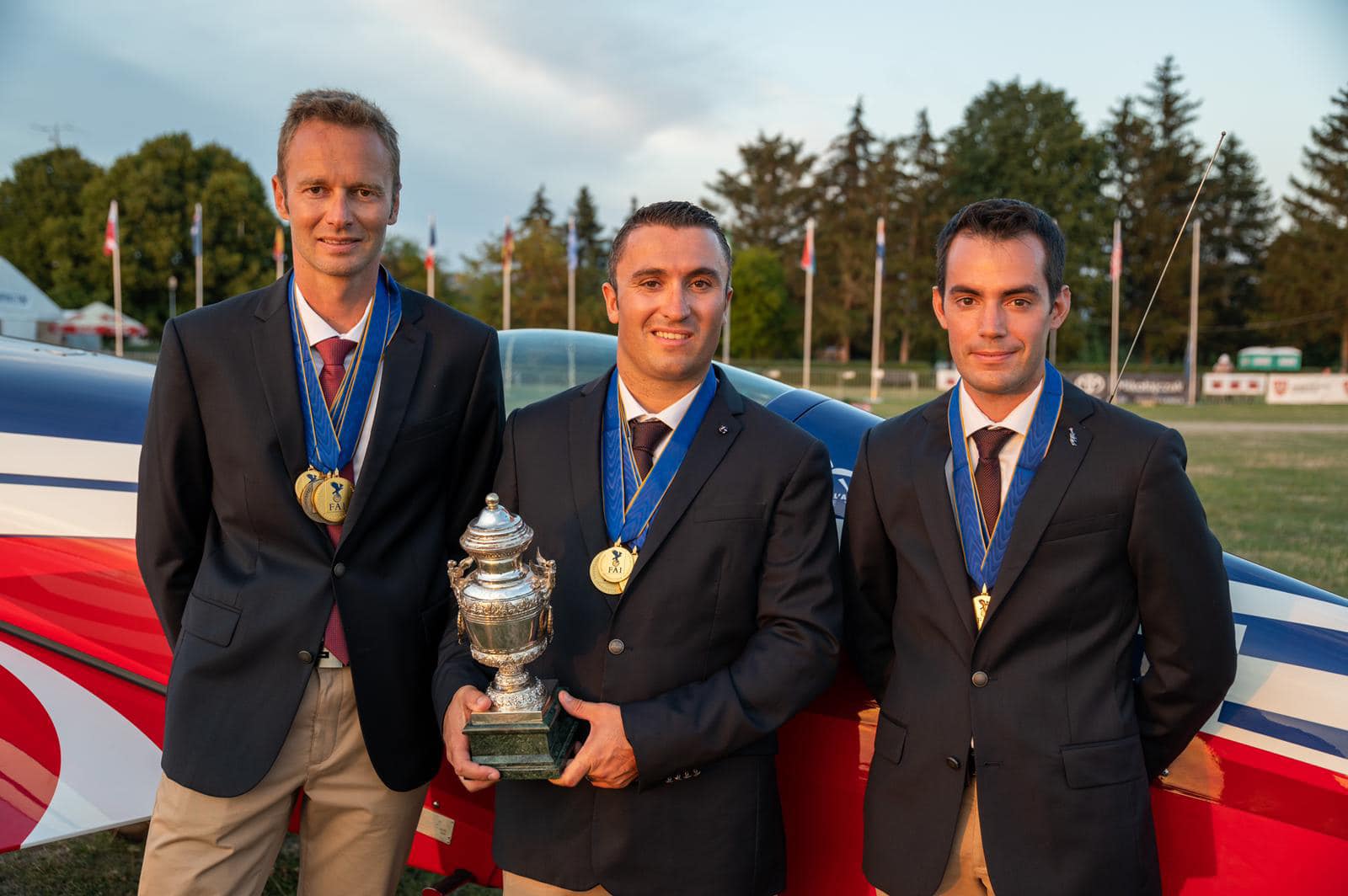 Le podium 100% français des championnats du monde de voltige : le capitaine Florent, le capitaine Alexandre et le pilote civil français Louis Vanel.