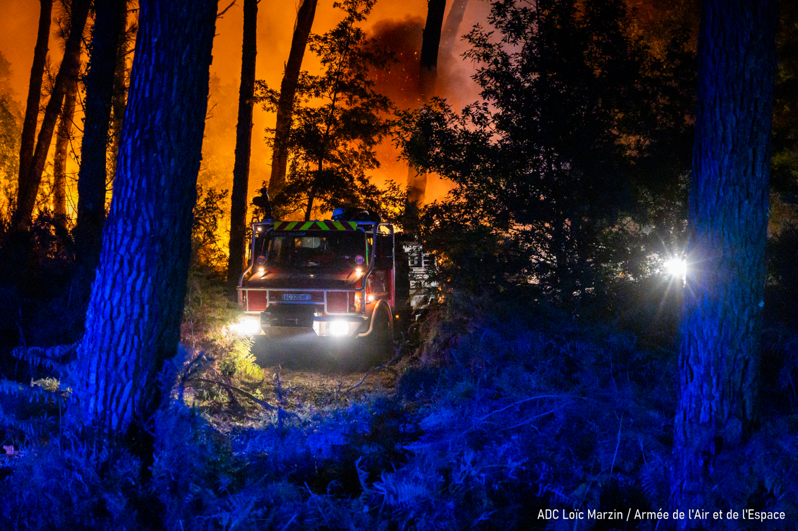 Véhicule des pompiers en action avec la 2e COGA, face aux feux de forêt.