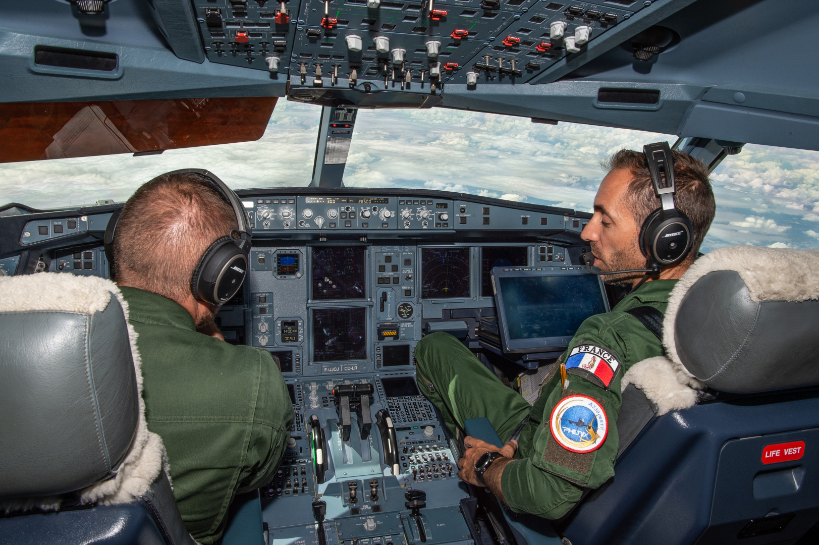 Une partie de l'équipage de l'A330 Phénix dans le cockpit de l'avion