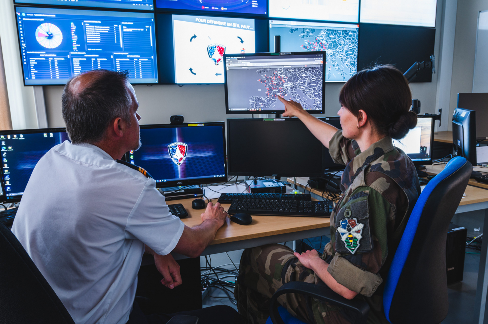 Militaires travaillant au sein de l'ESIOC, au coeur de la cyberdéfense française.