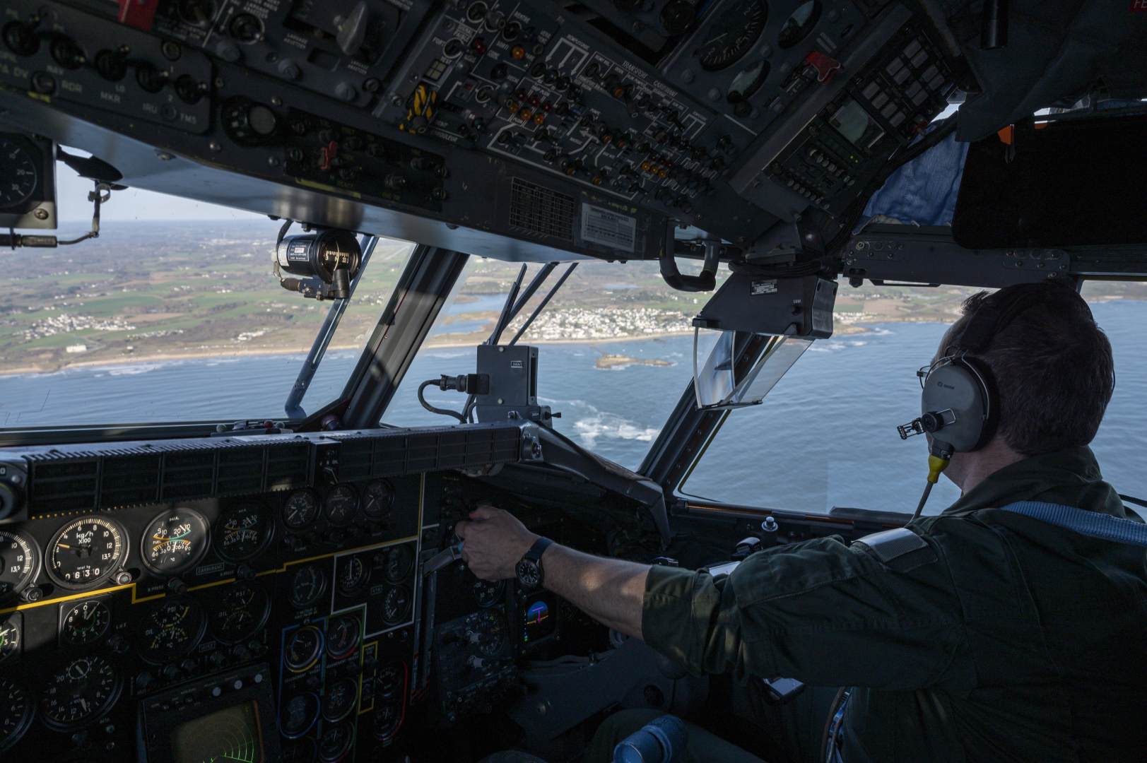 le pilote dans le cockpit, au-dessus de la mer, en vol