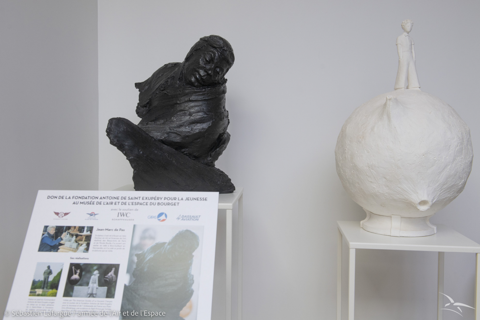 Deux sculptures offertes par le musée de l'Air et de l'Espace du Bourget