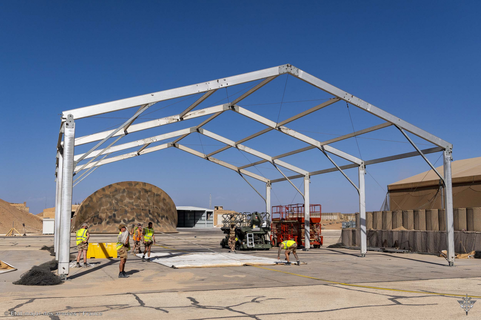 Hangar - structures en métal nues, avant pose du toit.