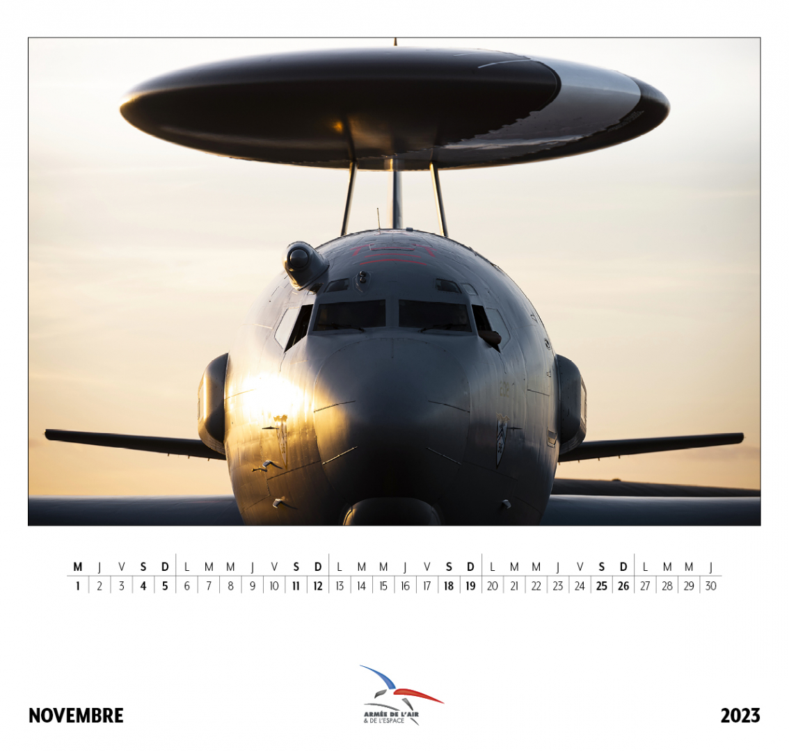 Page du mois de novembre du calendrier 2023 de l'armée de l'Air et de de l'Espace