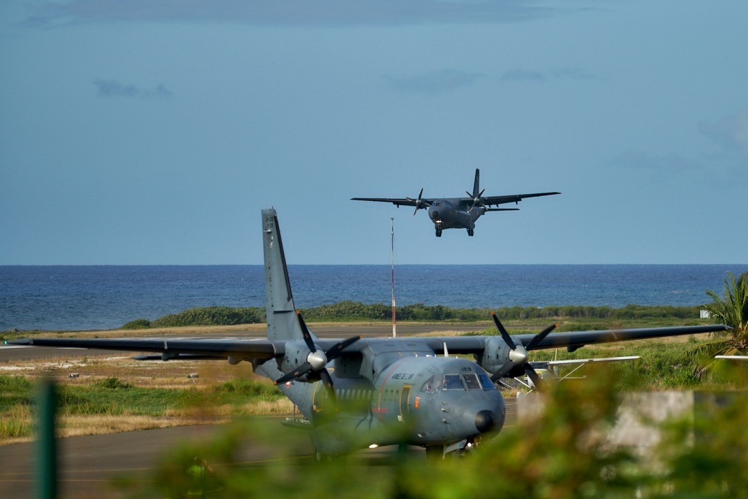 Atterrissage de deux avions Casa de l’escadron de transport 68 « Antilles-Guyane » sur l'île de Marie Galante