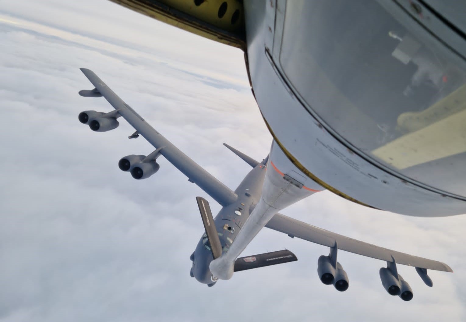 Vue du bombardier B-52 de l'USAF par le ravitailleur KC-135 du CMCC "Iroise" lors de l'opération de ravitaillement en vol