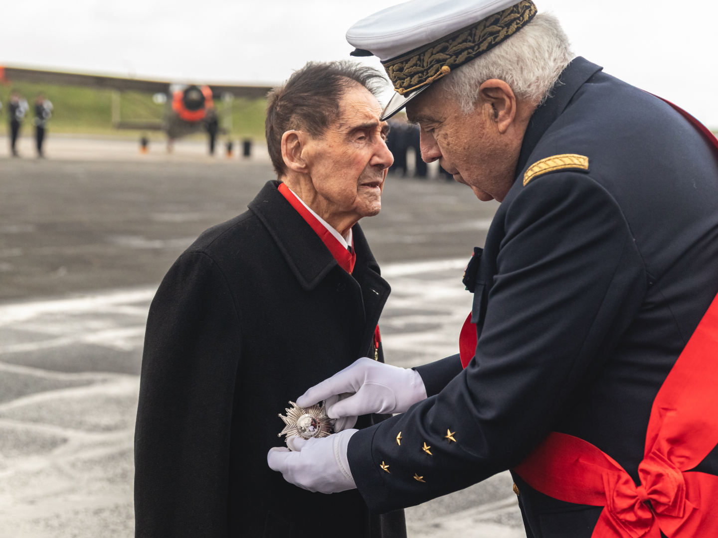 Sur la BA 106, le général d'armée aérienne Vincent Lanata, grand-croix de la Légion d'honneur, remet la Légion d'honneur au commandant Marcel Berthomé