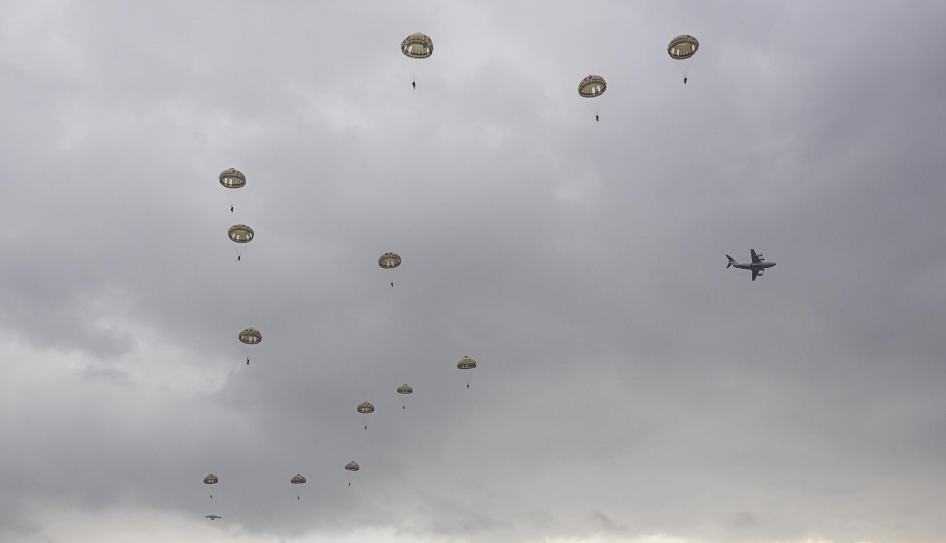 Les commandos parachutistes de l'air du CPA 30 descendent vers le sol suite au largage