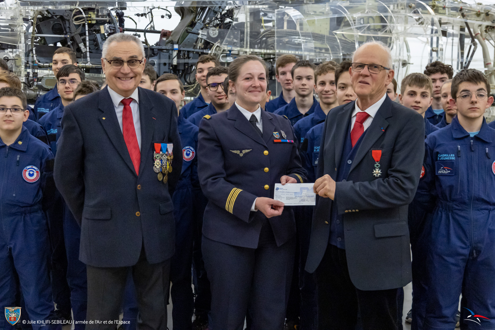 Le lieutenant-colonel Cornaglia remet un chèque de 1000 euros au colonel Labadie au profit de l'EAJ de la BA 116