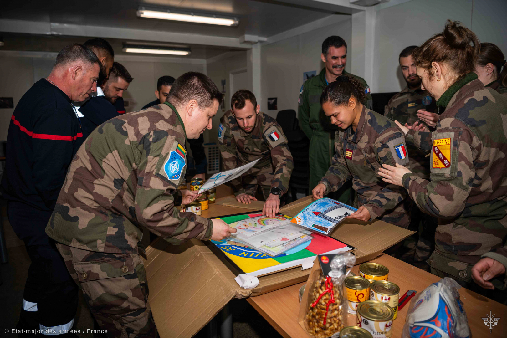 Les équipages du détachement français déployé en Lituanie découvrent les différents cadeaux envoyés par les élèves d'une classe de l'école Maurice Boyau