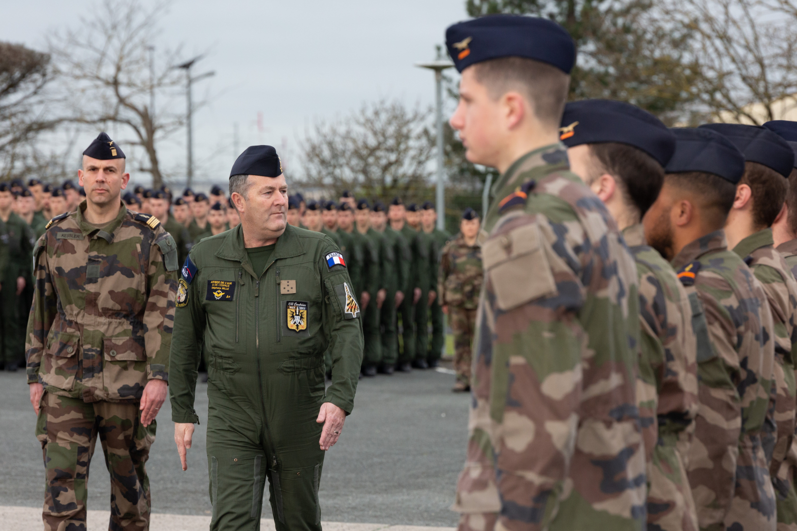 Le général Stéphane Mille, CEMAAE, passe devant les équipages de la 33e escadre de surveillance, de reconnaissance et d'attaque (ESRA) avec le colonel Thierry Kessler-Rachel, commandant la BA 709