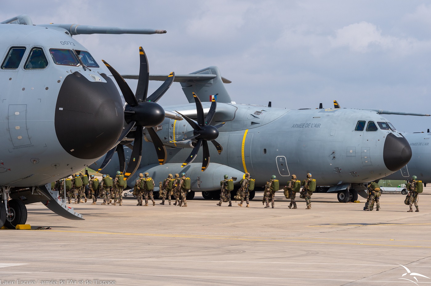 Les commandos de l'air devant les avions de transport A400M