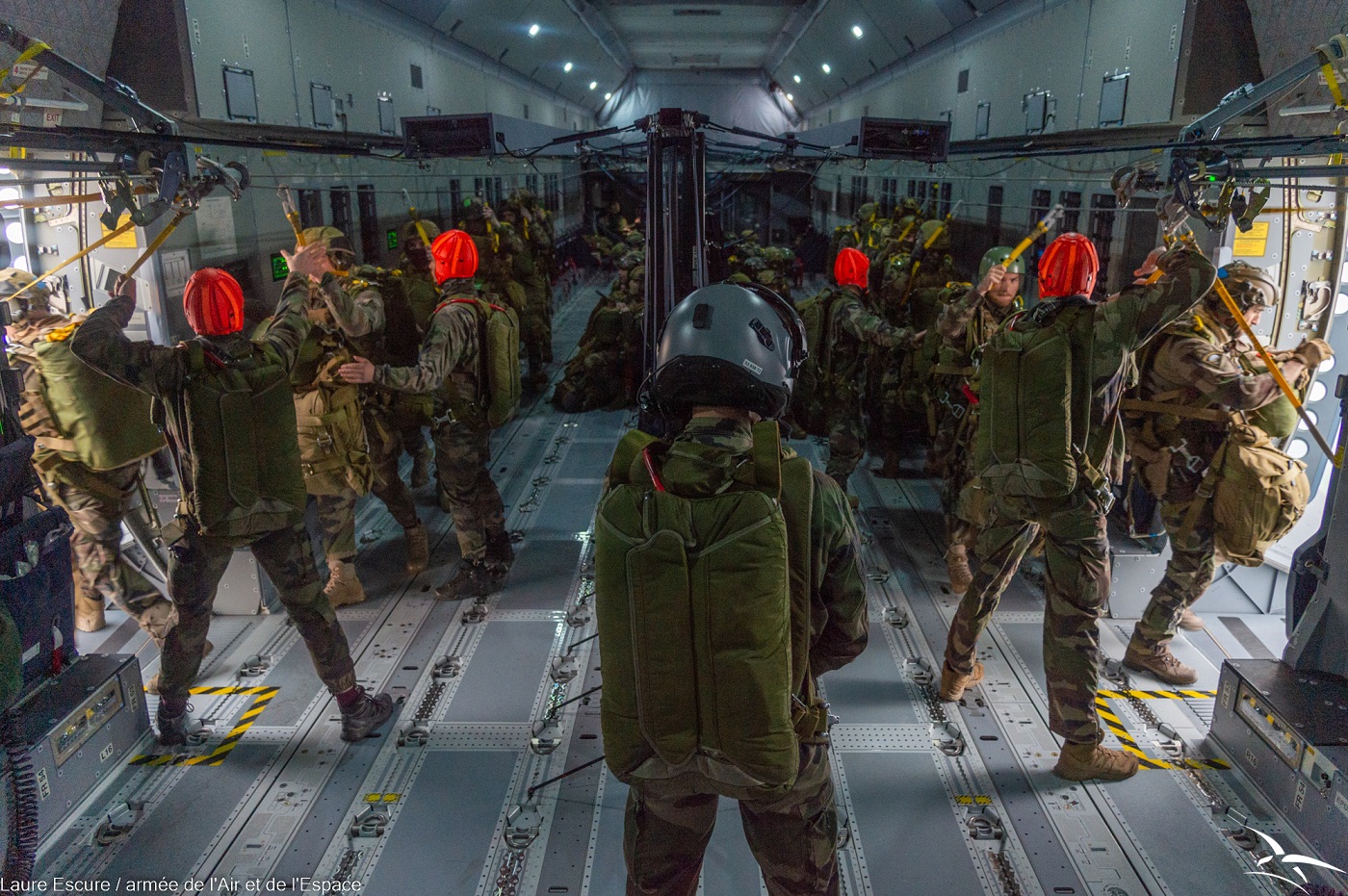 Les commandos du CPA 20 lors du largage de l'opération aéroportée d'envergure depuis un avion de transport