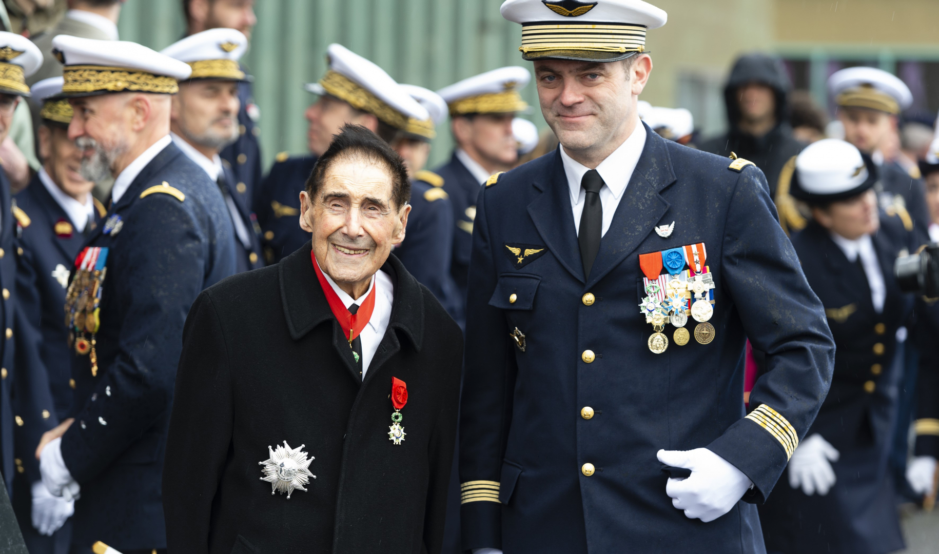Le commandant Marcel Berthomé, décoré de la Légion d'honneur, en compagnie du colonel Ludovic Louriou, commandant la BA 106