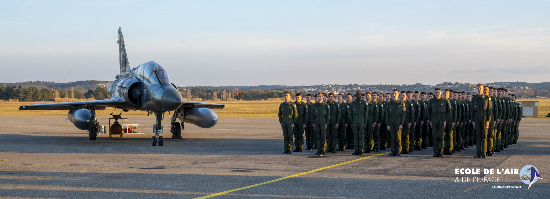 Photo de groupe des élèves-officiers de la promotion 2022 de l'EAE lors de la journée de parrainage par l'escadron de chasse 3/3 "Ardennes"