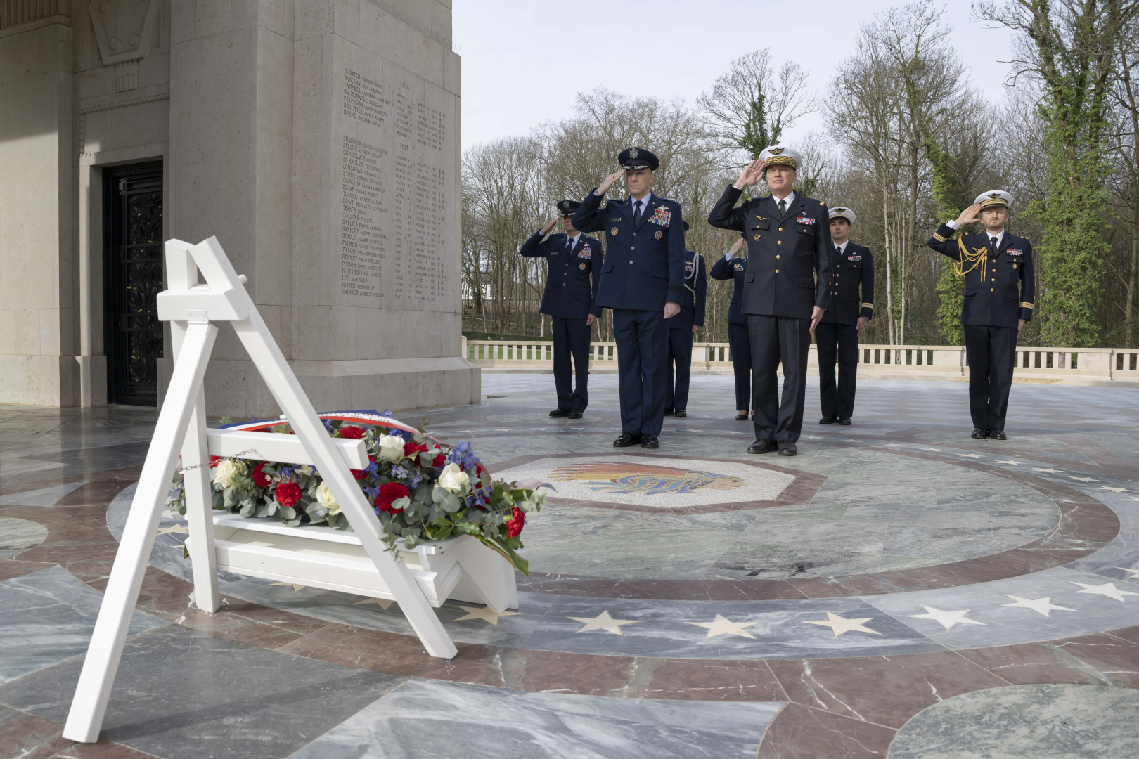 Le MGAAE Frédéric Parisot et son homologue américain, le VCSAF David Allvin au mémorial de l'escadrille La Fayette pour commémorer les Aviateurs américains