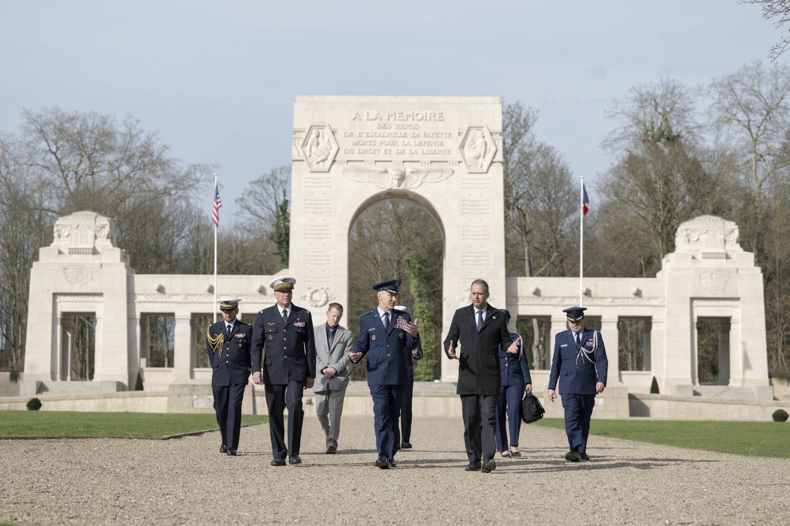 Le MGAAE Frédéric Parisot et le VCSAF Allvin se rendent au mémorial de l'escadrille de Lafayette pour commémorer les Aviateurs américains