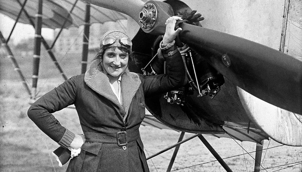 Elisa Deroche posant devant son aéronef