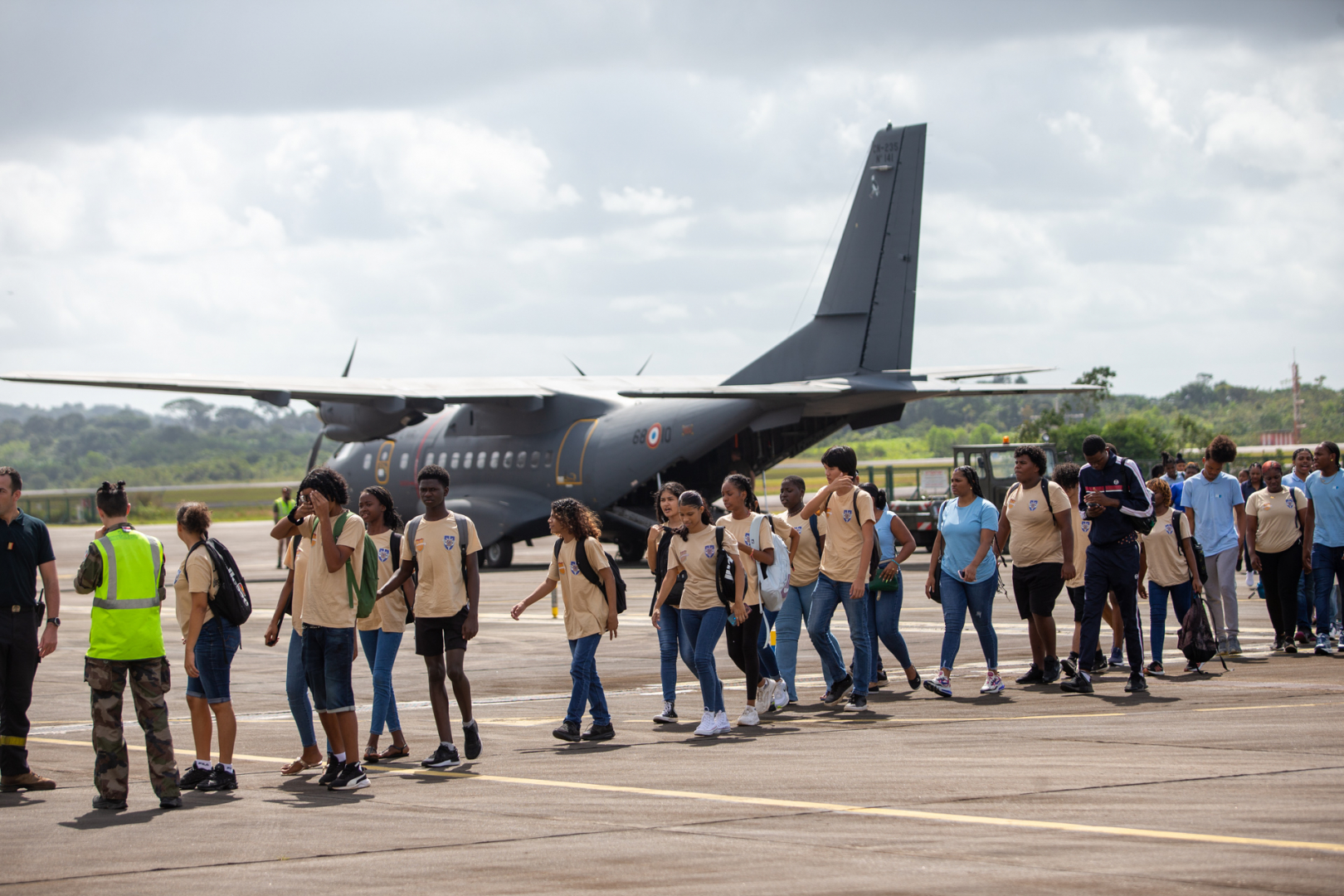 Des élèves de classes de défense de collèges guyanais sont évacués par avion Casa
