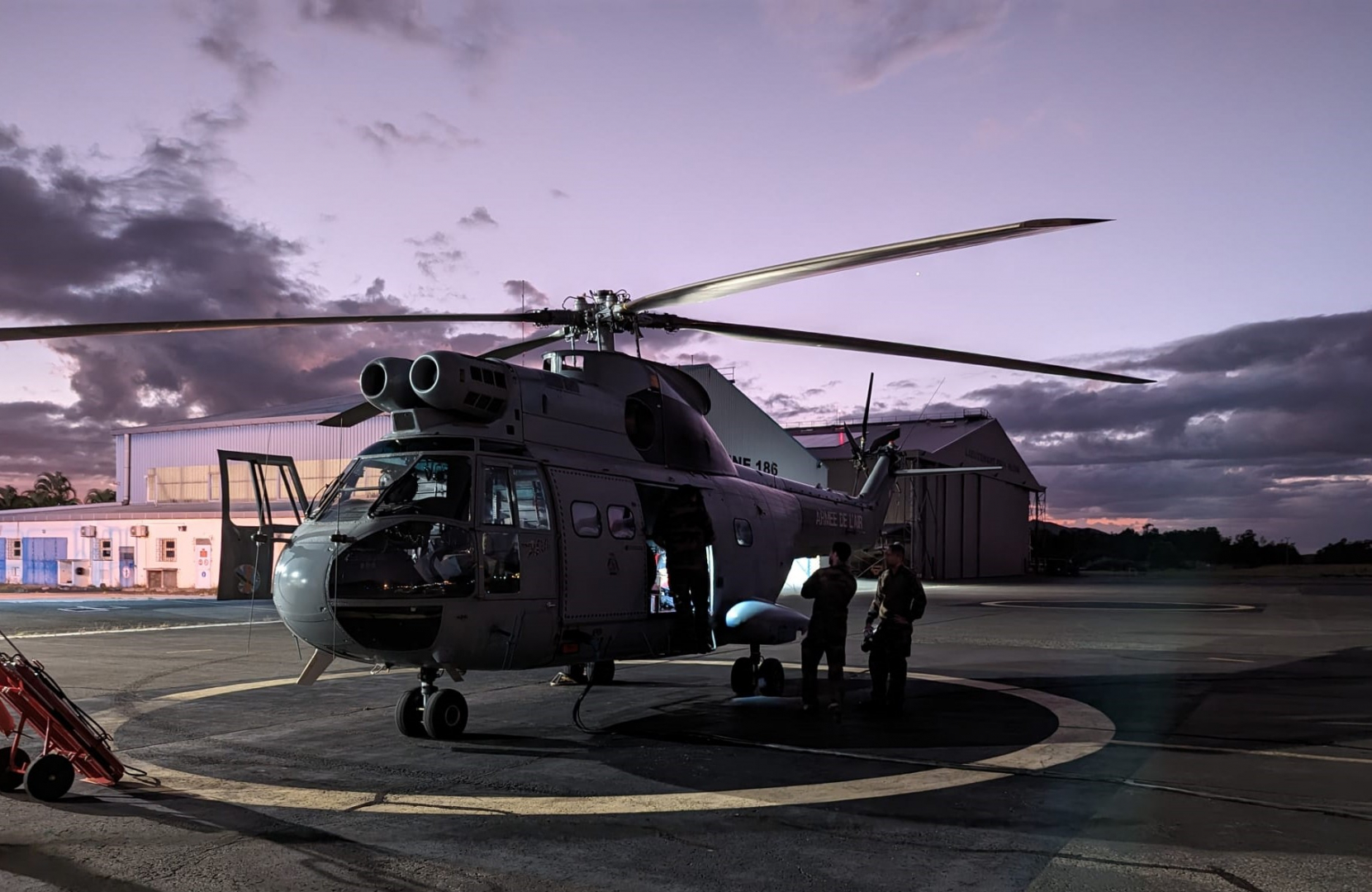 L'hélicoptère Puma avant de commencer sa mission de reconnaissance et d’appui aéromobile dans le cadre de l'aide humanitaire au Vanuatu