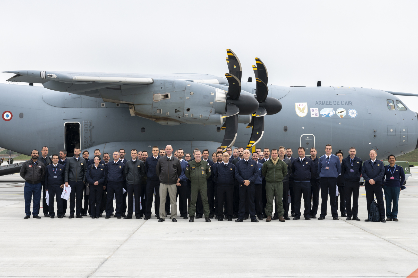 Photo de groupe des aviateurs français et étrangers de la promotion de l'école de guerre avec en son centre le CEMAAE devant un A400M Atlas