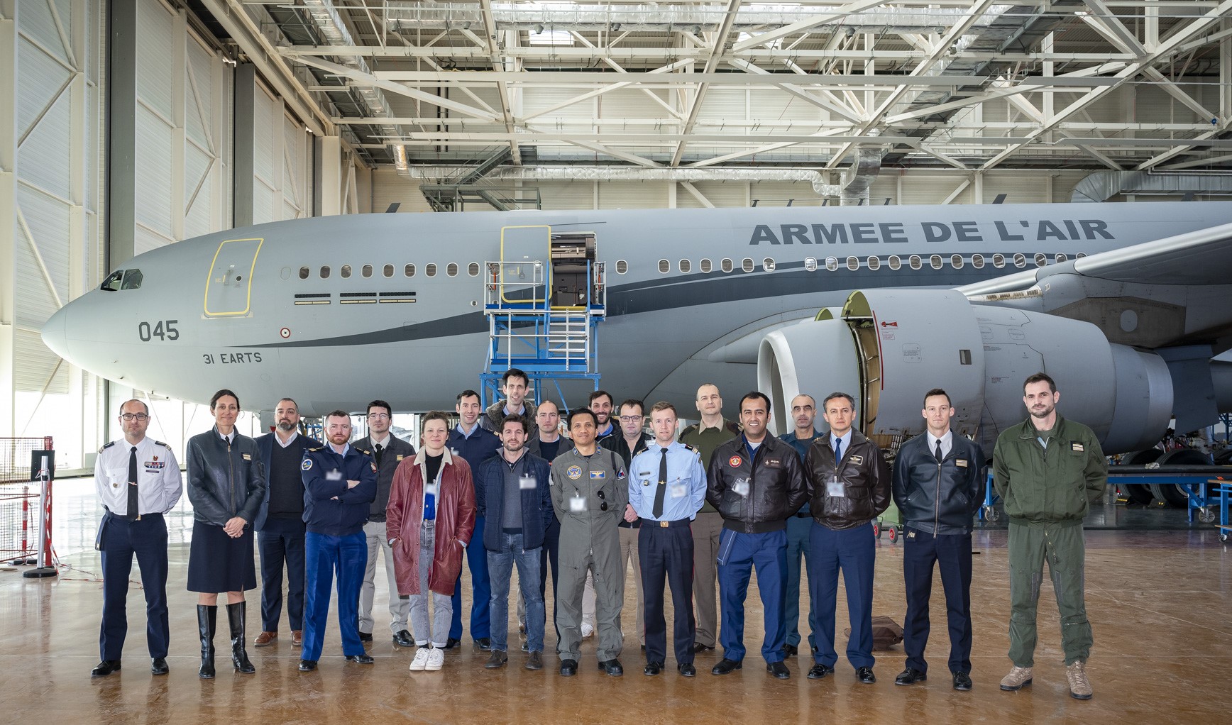 Les stagiaires de l'Ecole de guerre, dont des officiers internationaux, visitent la BA 125 d’Istres en présence de la colonel Anne-Laure Michel, commandant la base