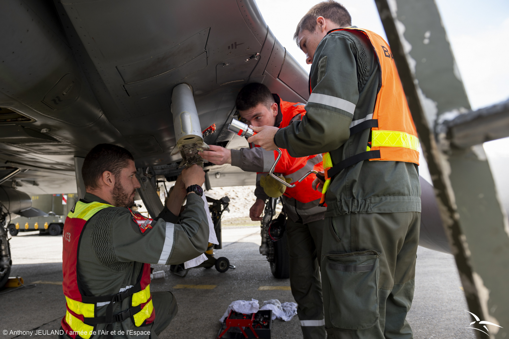Les mécaniciens œuvrent auprès des Mirage 2000 D dans le cadre de la campagne de tirs délocalisée