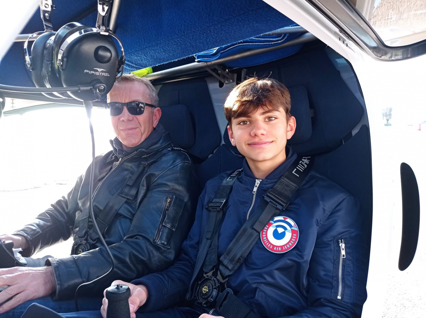 Un équipier de l'EAJ de Dijon est assis aux côtés du pilote Alexis Fuchs à bord du Velis Electro