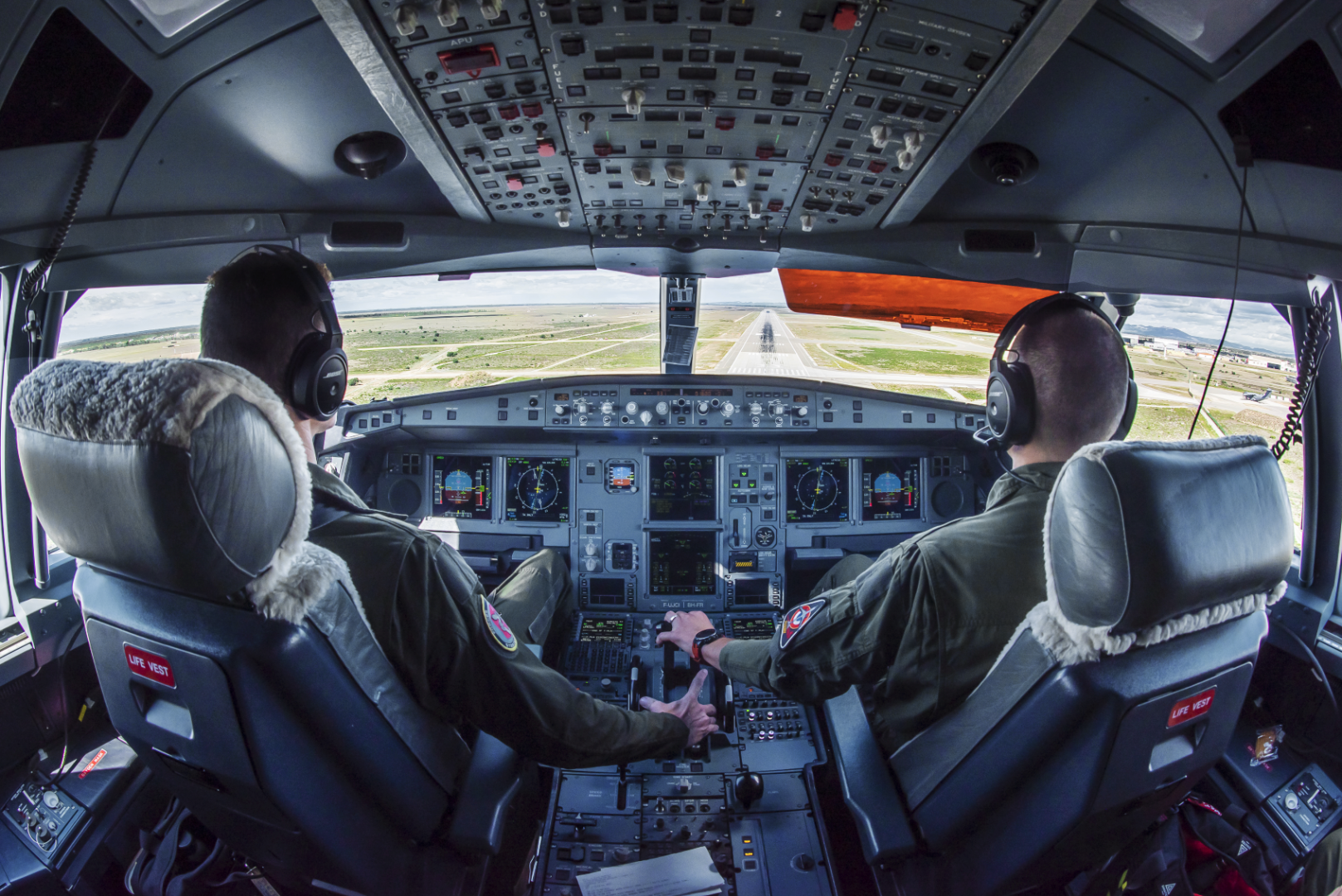 Au coeur du cockpit de l'A330 MRTT Phénix sur une phase d'atterrissage avec la piste en vue