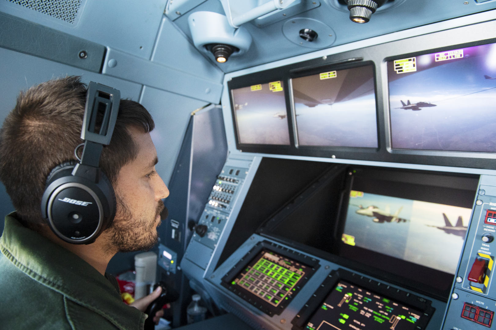 A l'image, la concentration maximale de l'opérateur de ravitaillement en vol devant la console de ravitaillement au sein du cockpit de l'A330 MRTT Phénix.