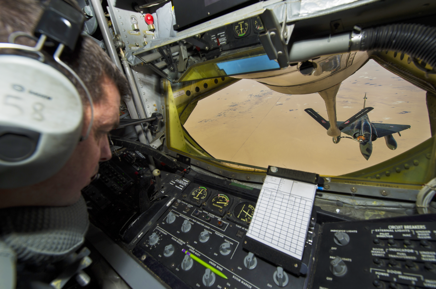 Une phase de ravitaillement en vol, vue depuis le boomer du C-135, au-dessus du Sahel.