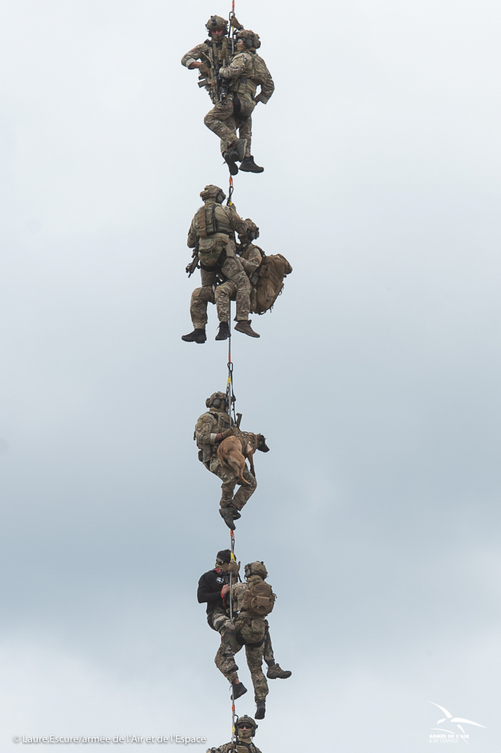 Onyx et les commandos parachutistes de l'air participent à une mission d'aérocordage