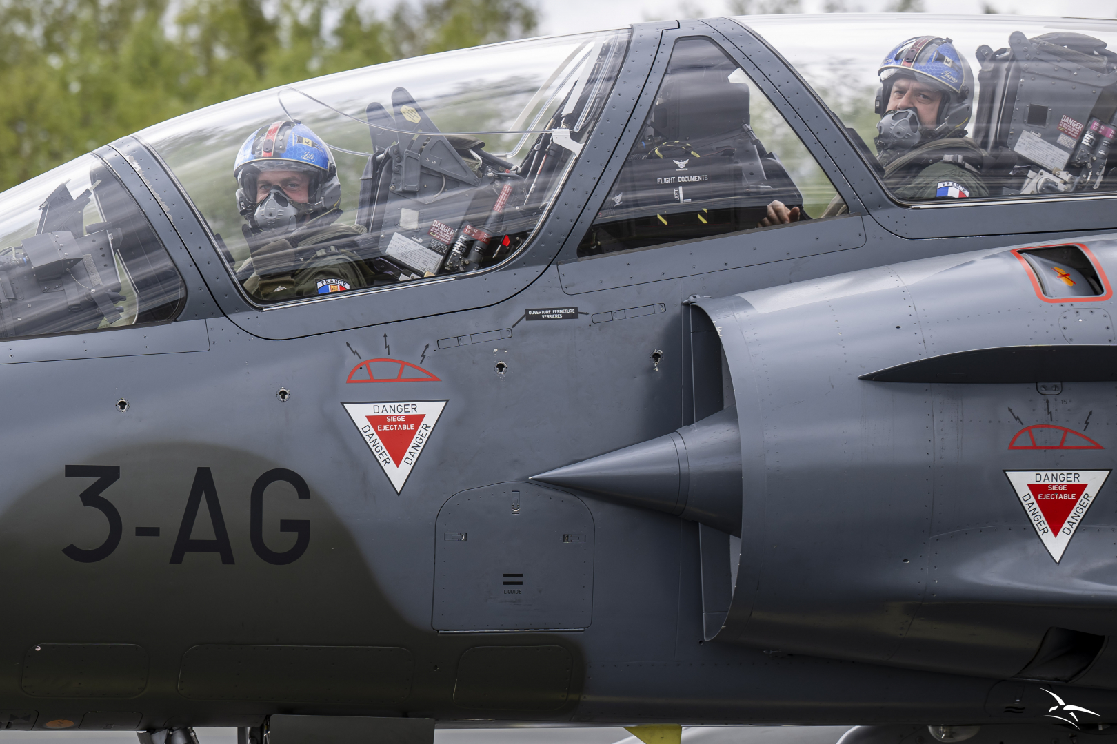 Un pilote et son navigateur dans un Mirage 2000 D