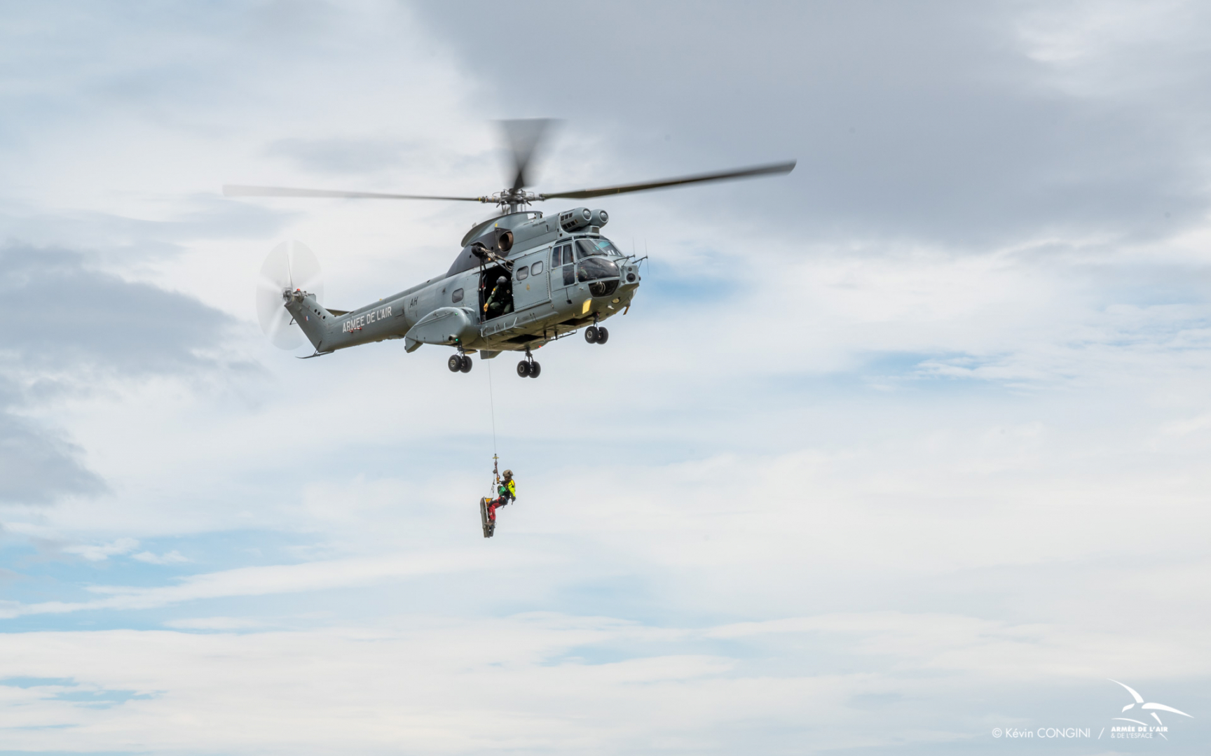Un hélicoptère Puma de l'EH 1/44 "Solenzara" réalise une démonstration d'un treuillage