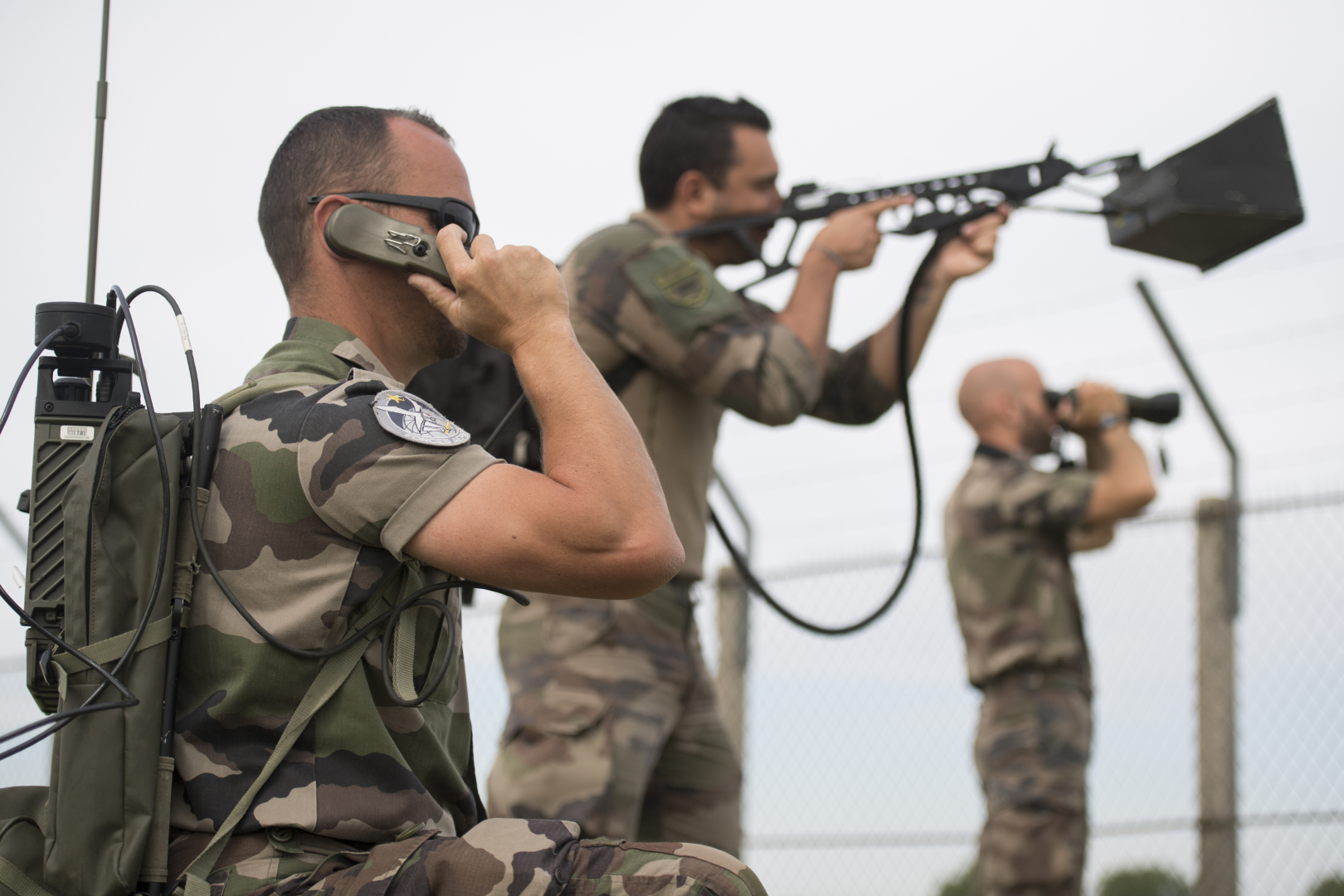 Trois aviateurs d'un escadron de defense sol air surveillent les approches de l'aeroport du Bourget