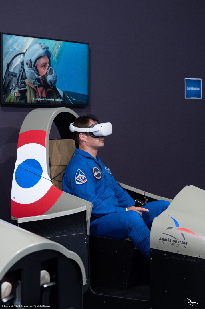 Thomas Pesquet s'essaie au pilotage au combat aérien grâce aux simulateurs