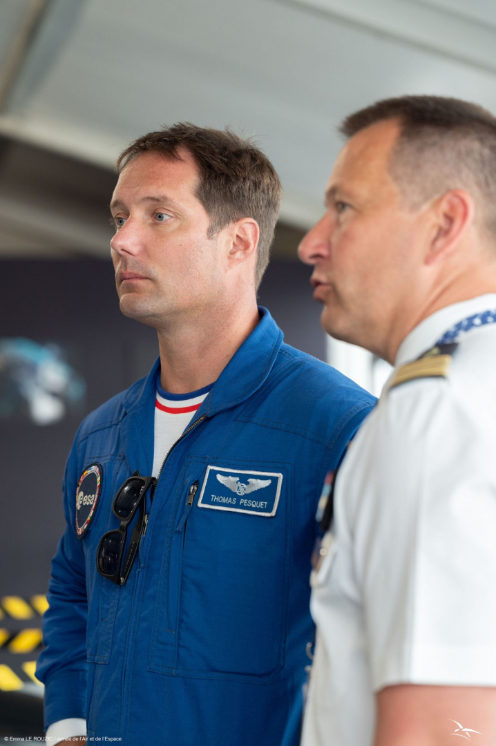 Le colonel Yann Malard, chef du SIRPAAE, accueille l'astronaute français Thomas Pesquet sur le stand de l'AAE au salon du Bourget