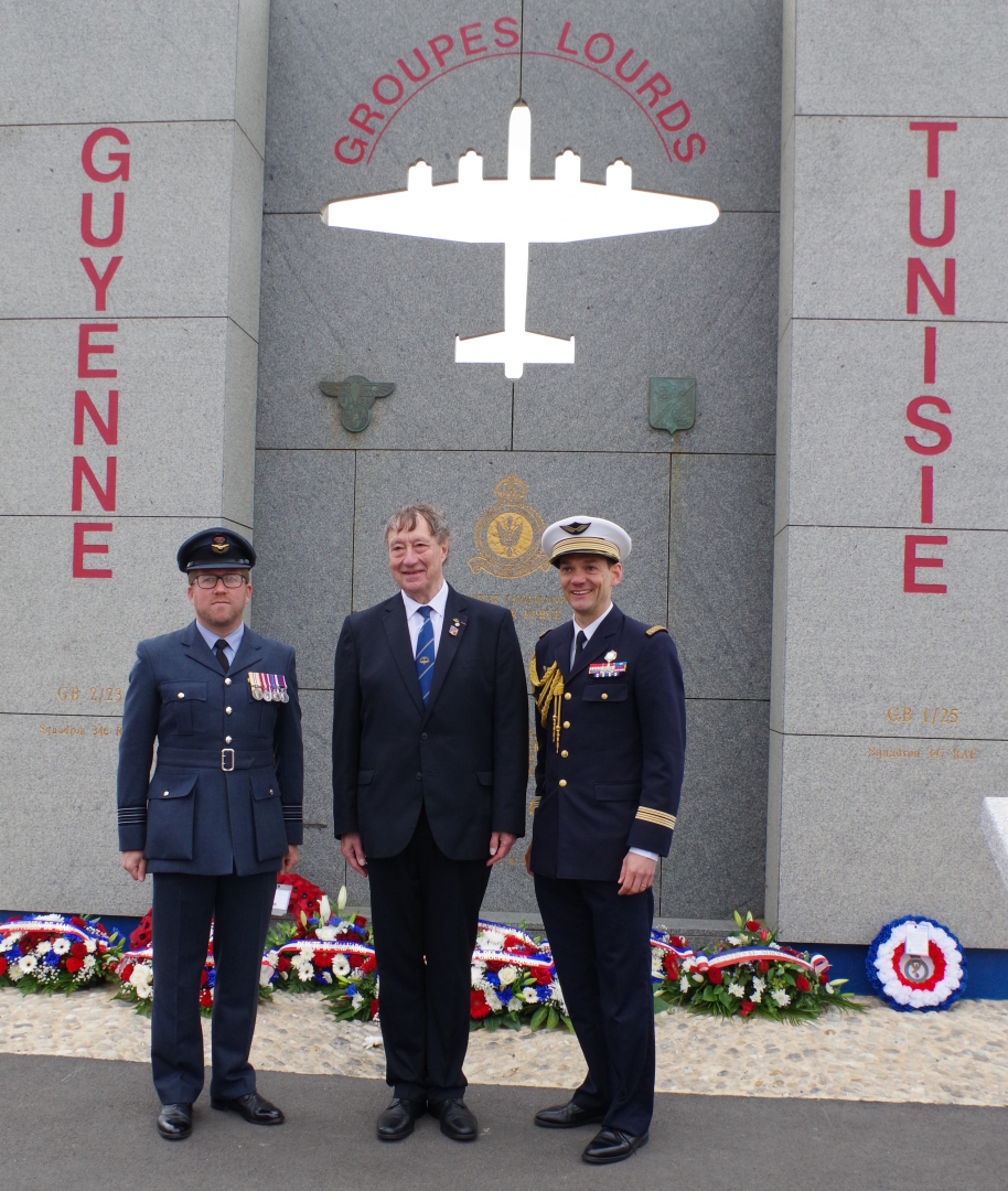 Le wing commander Allan Stubbs, le colonel Xavier Rival et le président de l'AAAGL devant le mémorial