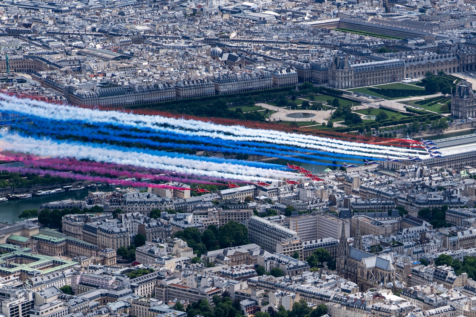 La PAF et les Red Arrows survolant Paris en 2020