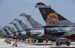 Sept Rafale de la 30e escadre de chasse sur la base aérienne d'Araxos, en Grèce, dans le cadre du Nato Tiger Meet 2022
