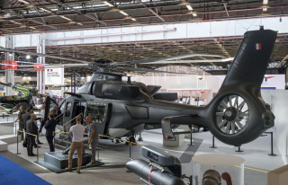 Hélicoptère interarmées léger Guépard représenté à Eurosatory par un officier de projet de l'EMAAE